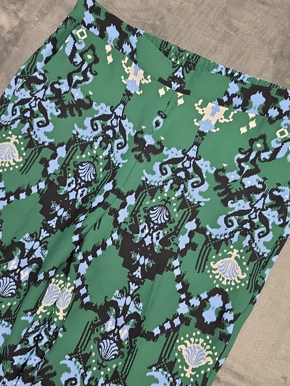Chico's Green Floral-Pattern Cropped Pants with Blue and Black Accents